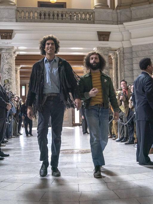 Sacha Baron Cohen als Abbie Hoffmann (links) und Jeremy Strong als Jerry Rubin in dem Film "The Trial of the Chicago 7"