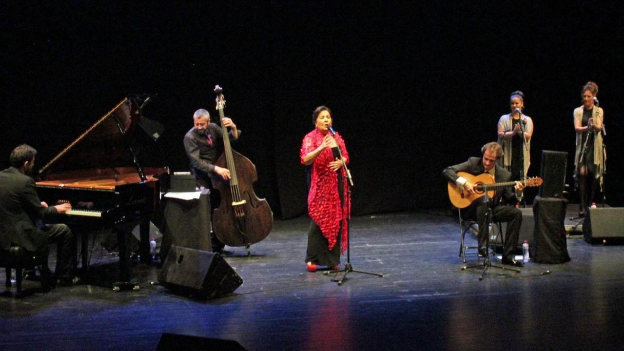 Die Flamenco-Sängerin Carmen Linares mit Musikern auf der Bühne des Theaters der andalusischen Kleinstadt Baeza