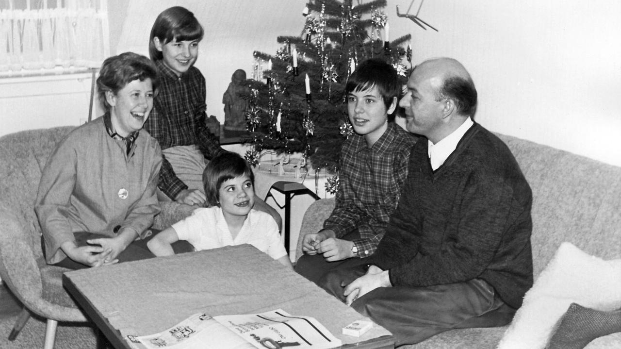 Familie unter dem Weihnachtsbaum 1964