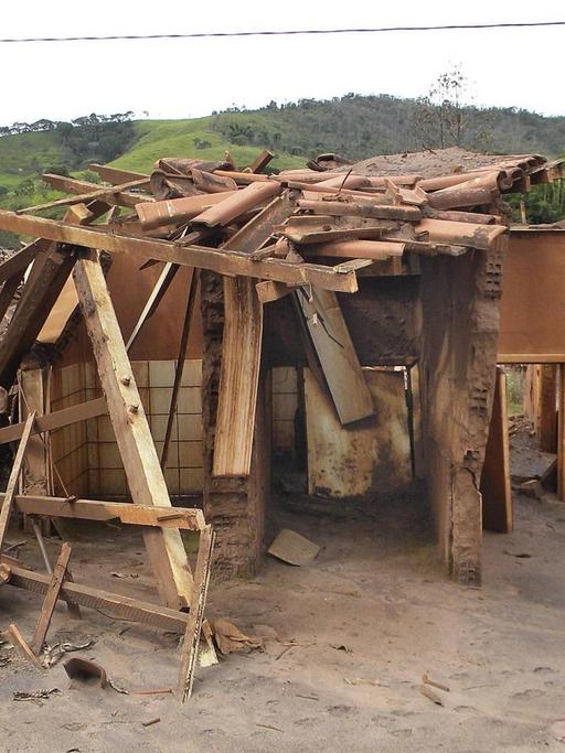 Eine Schlammlawine zerstörte im November 2015 das Dorf Bento Rodriguez im Bundesstaat Minas Gera in Brasilien. Der Damm des Klärbeckens eines Eisenerz-Bergwerks brach, Millionen Kubikmeter giftigen Schlamms ergossen sich talabwärts und begruben zuerst das Dorf Bento Rodriguez unter sich. 19 Menschen kamen in der Nähe der Unglücksstelle ums Leben.