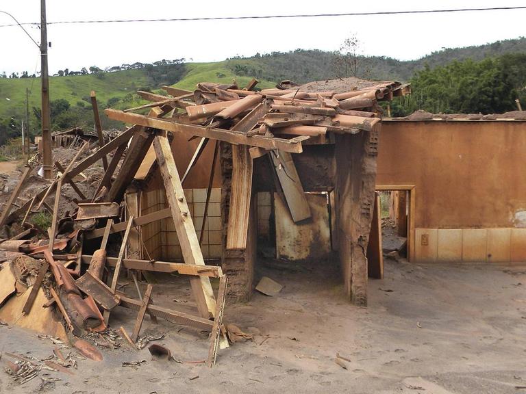 Eine Schlammlawine zerstörte im November 2015 das Dorf Bento Rodriguez im Bundesstaat Minas Gera in Brasilien. Der Damm des Klärbeckens eines Eisenerz-Bergwerks brach, Millionen Kubikmeter giftigen Schlamms ergossen sich talabwärts und begruben zuerst das Dorf Bento Rodriguez unter sich. 19 Menschen kamen in der Nähe der Unglücksstelle ums Leben.