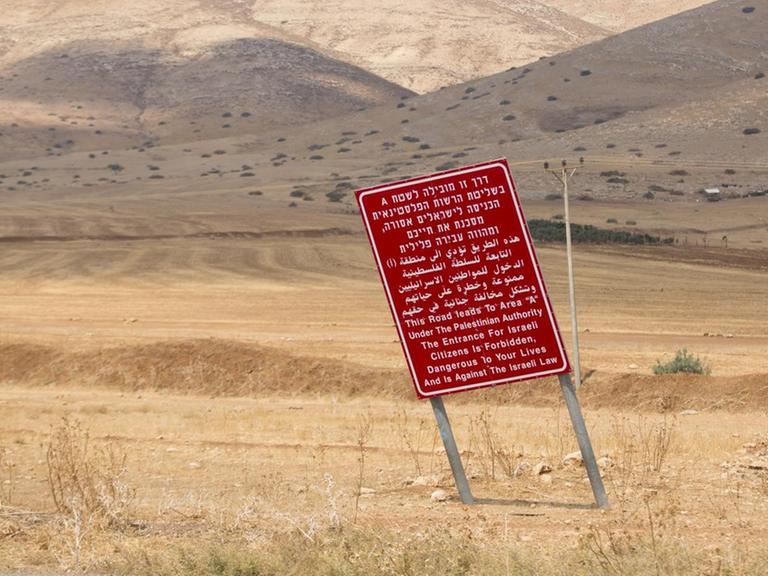 Ein Schild warnt Israelis die palästinensischen Gebiete zu betreten im Jordan Valley, Beka'ot. Foto vom 11. September 2019.