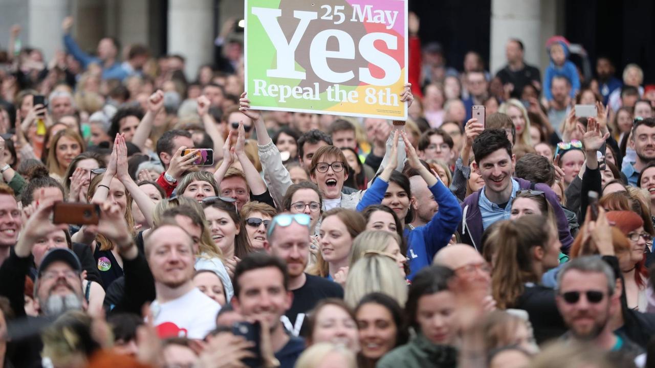 Irische Aktivisten feiern die Ergebnisse des Referendums über den 8. Verfassungszusatz, der Abtreibungen verbietet, es sei denn, das Leben der Mutter ist in Gefahr.