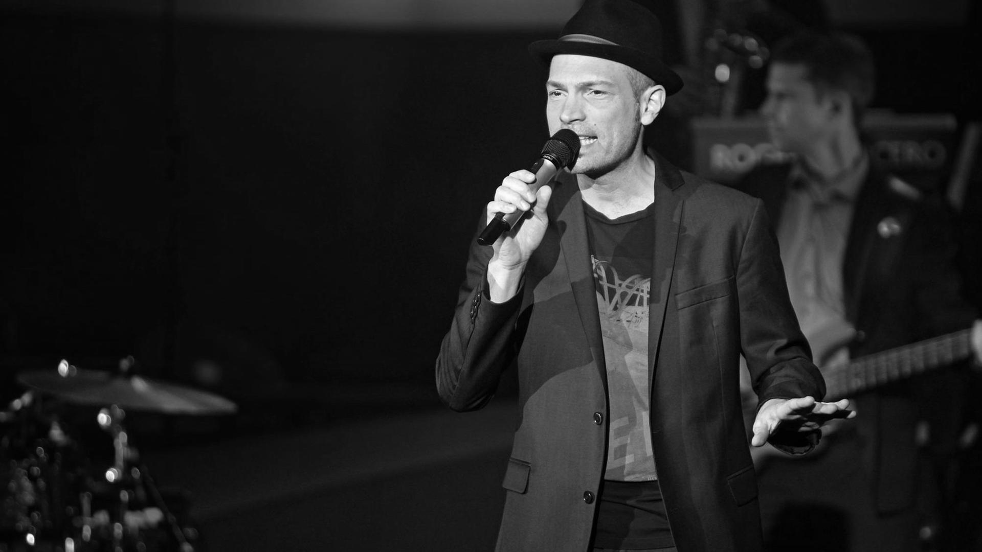 Der Jazz-Sänger Roger Cicero singt in ein Mikrofon Der Jazz-Sänger Roger Cicero singt in ein Mikrofon