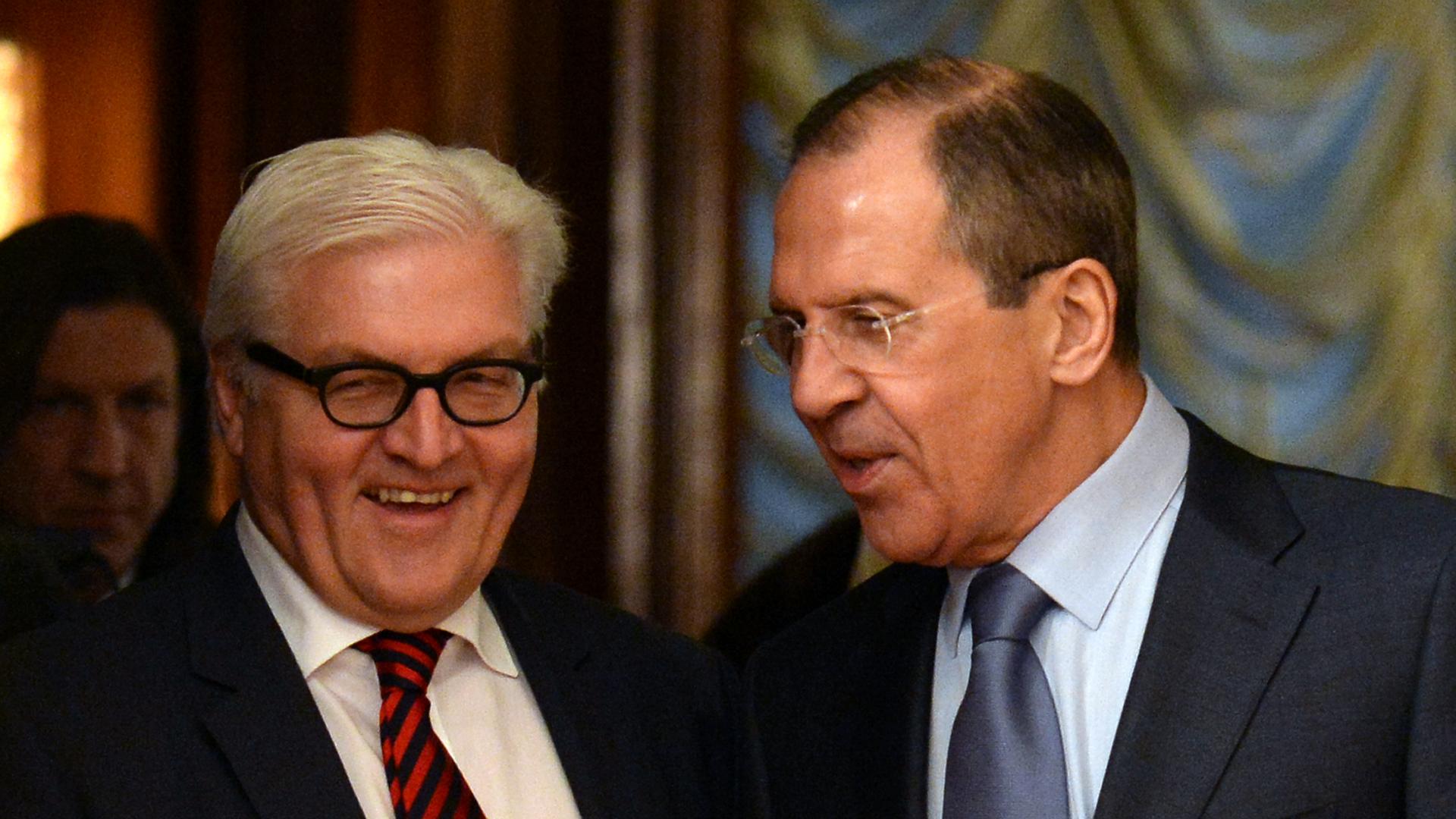 Bundesaußenminister Steinmeier lacht, während im sein russischer Kollege Lawrow etwas erzählt