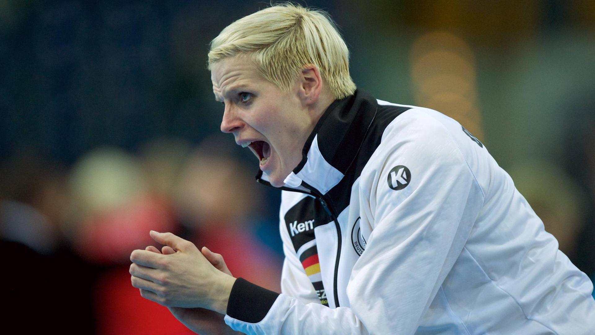 Die Kapitänin der Frauen-Handball-Nationalmannschaft Clara Woltering feuert ihre Mannschaft an.