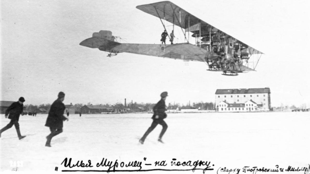 Testflug (1913) von Ilya Muromets Flugzeug, das von der russisch-baltischen Eisenbahngesellschaft entworfen wurde.