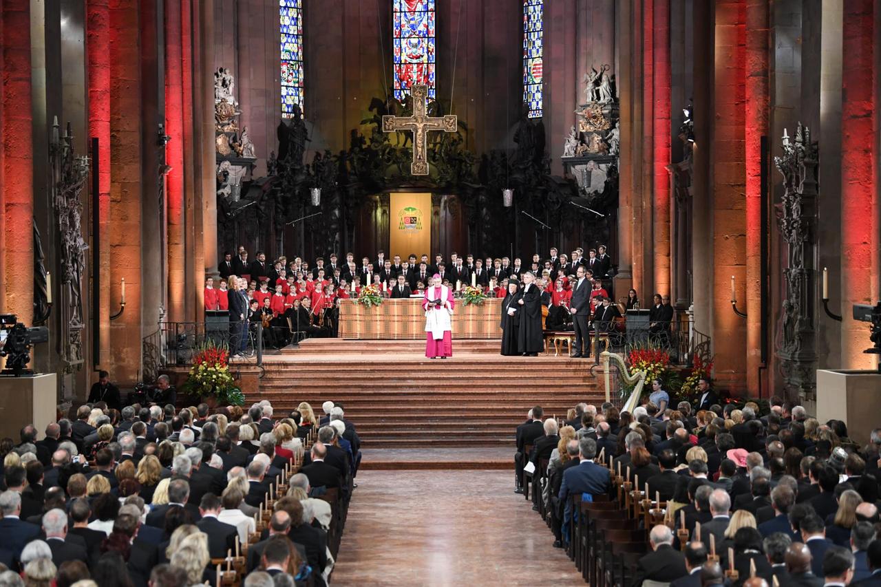 Der Mainzer Bischof Peter Kohlgraf (M) eröffnet am 03.10.2017 bei der zentralen Feier zum Tag der Deutschen Einheit in Mainz (Rheinland-Pfalz) den Gottesdienst im Dom. 