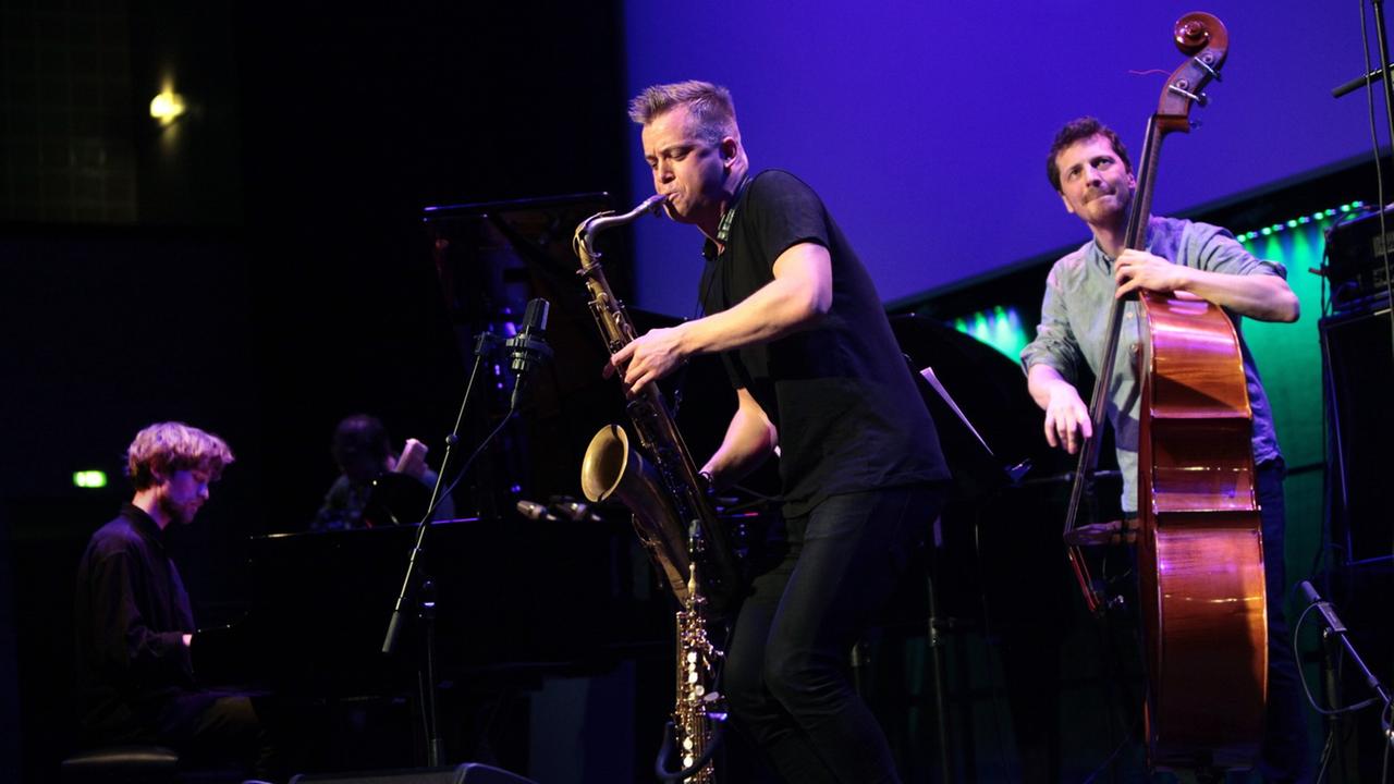 Auf der Bühne spielen drei Musiker vom Marius Neset Quartet beim Jazzfest Bonn