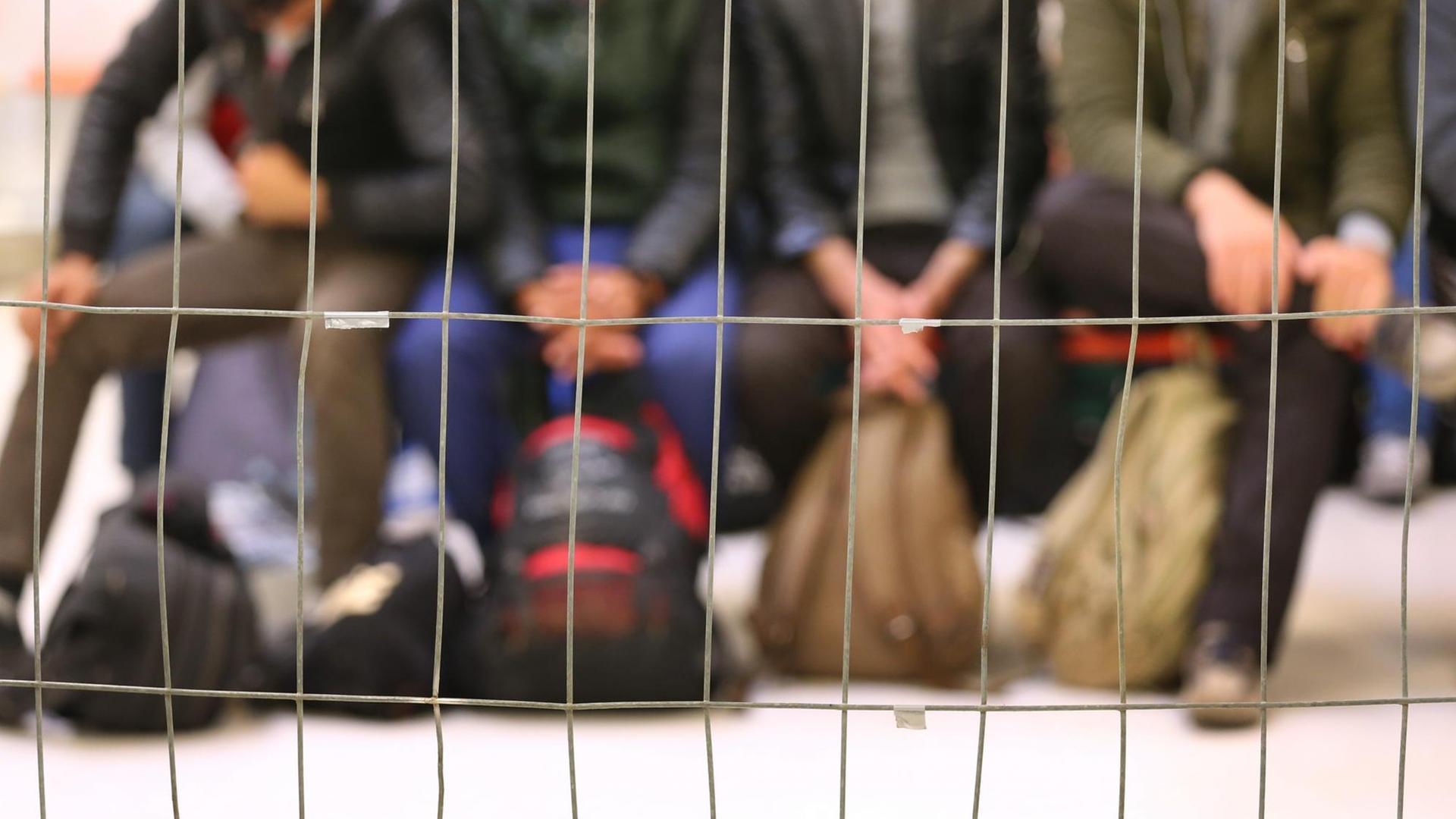 Gerade von der deutsch-österreichischen Grenze abgeholte Flüchtlinge in Freilassing