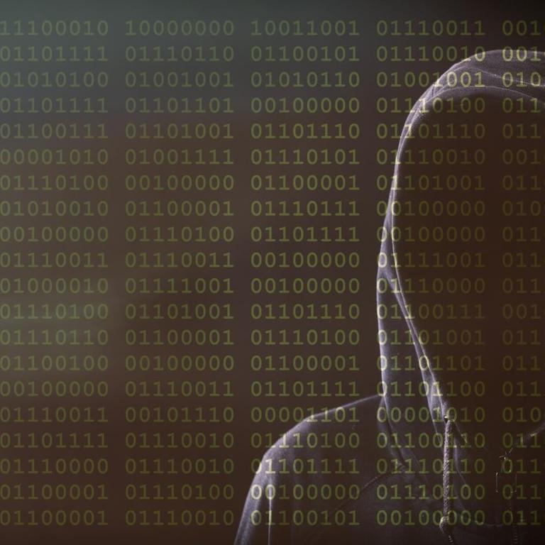 Illustration: Ein Mann ohne Gesicht mit Kapuze vor einem Hintergrund aus Binärcodes.
