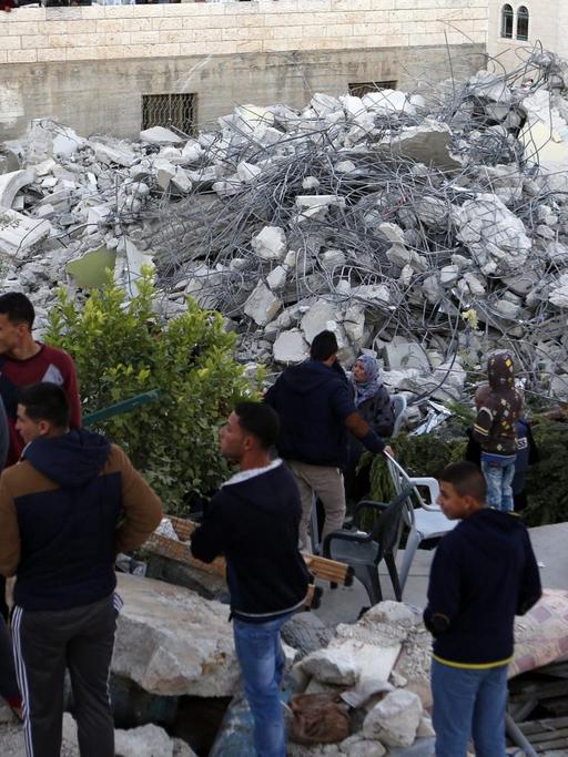 Palästinenser vor dem durch die israelische Armee am 11.06.2016 als Vergeltungsmaßnahme zerstörten Haus der Familie eines 15-jährigen palästinensischen Attentäters.