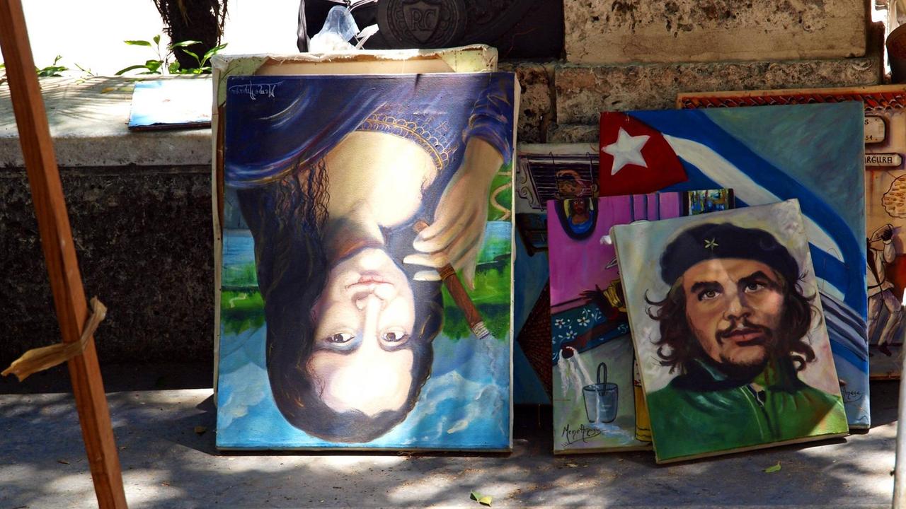 Gemaelde von Che Guevara und Mona Lisa, die auf dem Kopf steht und eine kubanische Zigarre raucht, Kuba, La Habana Vieja, Havanna | paintings of Che Guevara and Mona Lisa, smoking up side down a cuban cigar, Cuba, La Habana Vieja, La Habana | Verwendung weltweit