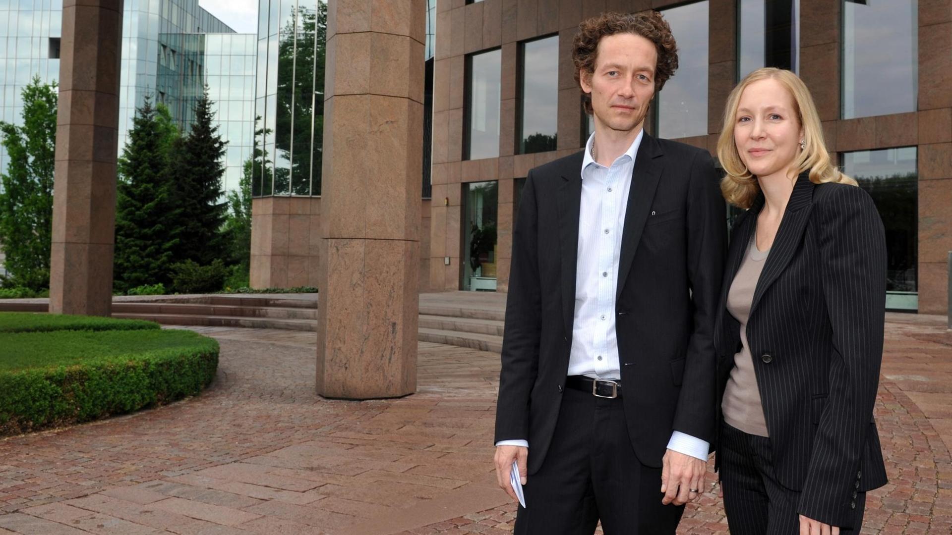 Lars und Meike Schlecker stehen vor der Firmen-Zentrale Lars und Meike Schlecker stehen vor der Firmen-Zentrale