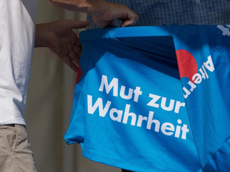 Görlitz am 31.08.2019: Wahlkampfhelfer ziehen vor Beginn einer Wahlkampfveranstaltung der AfD Sachsen eine Husse mit der Aufschrift "Mut zur Wahrheit" über einen Stehtisch.