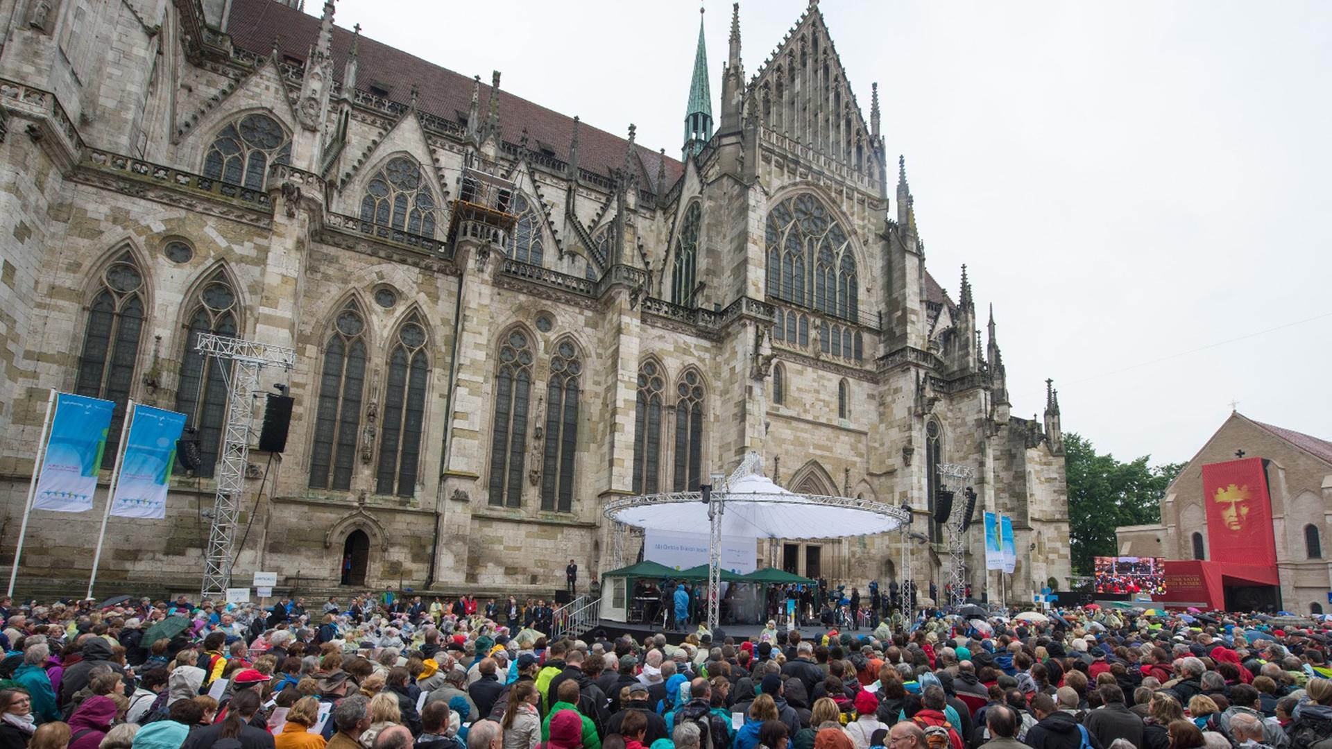 Auf der Eröffnungsfeier stehen viele Menschen in Regensburg vor dem Dom.