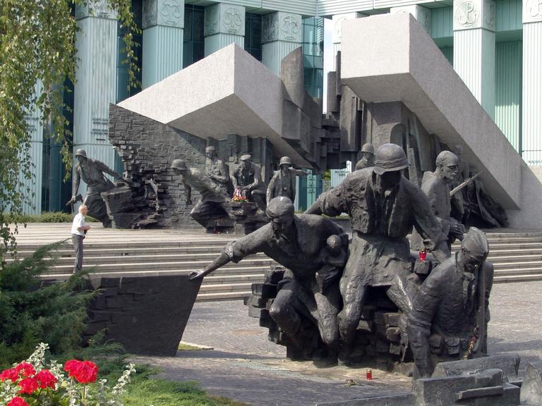 Das Denkmal für den Warschauer Aufstand in der polnischen Hauptstadt, im Vordergrund ein Blumenbeet