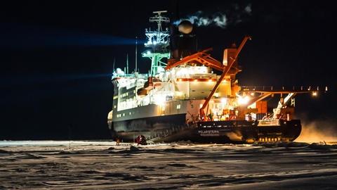 Polarnacht: Wissenschaftler arbeiten während der Eisstation auf dem Meereis.
