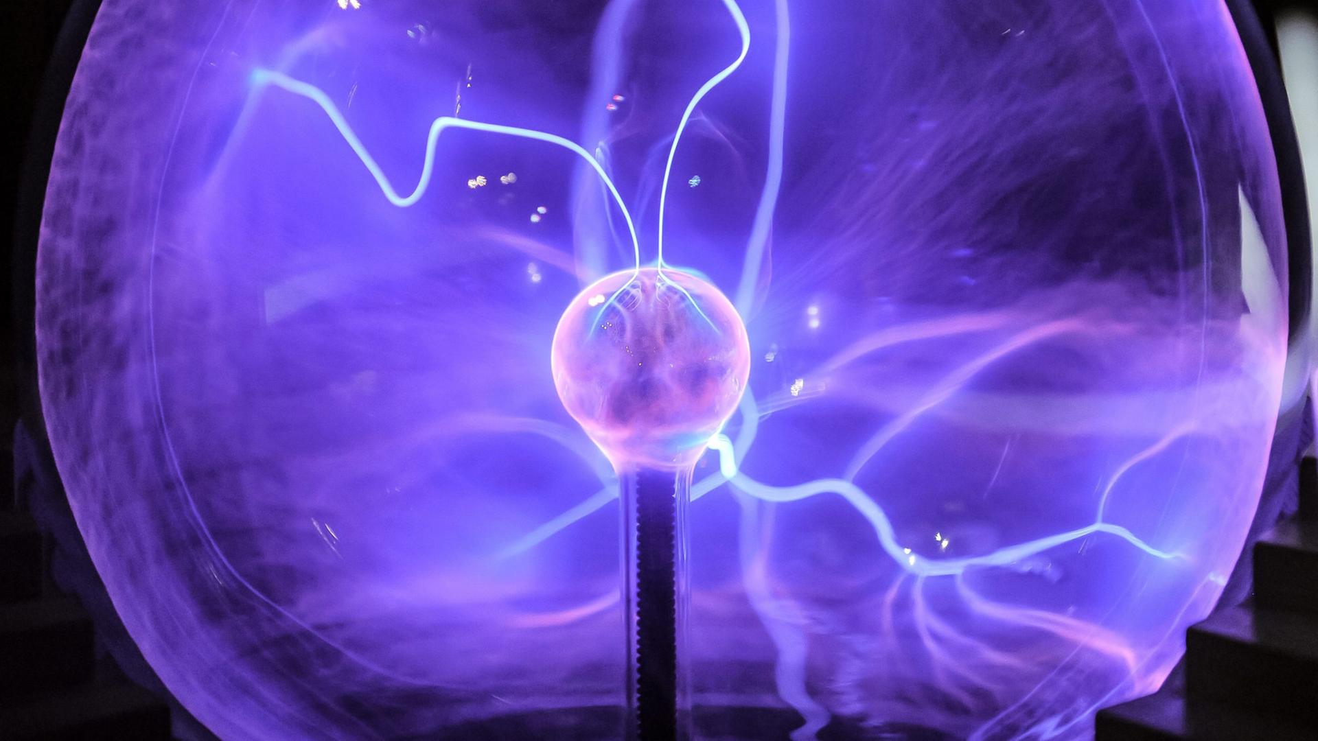 Multimedia-Spektakel "Masters Duel", das die Rivalität der beiden außergewöhnlichen Wissenschaftler Nikola Tesla und Thomas Edison zeigen soll. (Juli 2015 in Warschau, Polen)