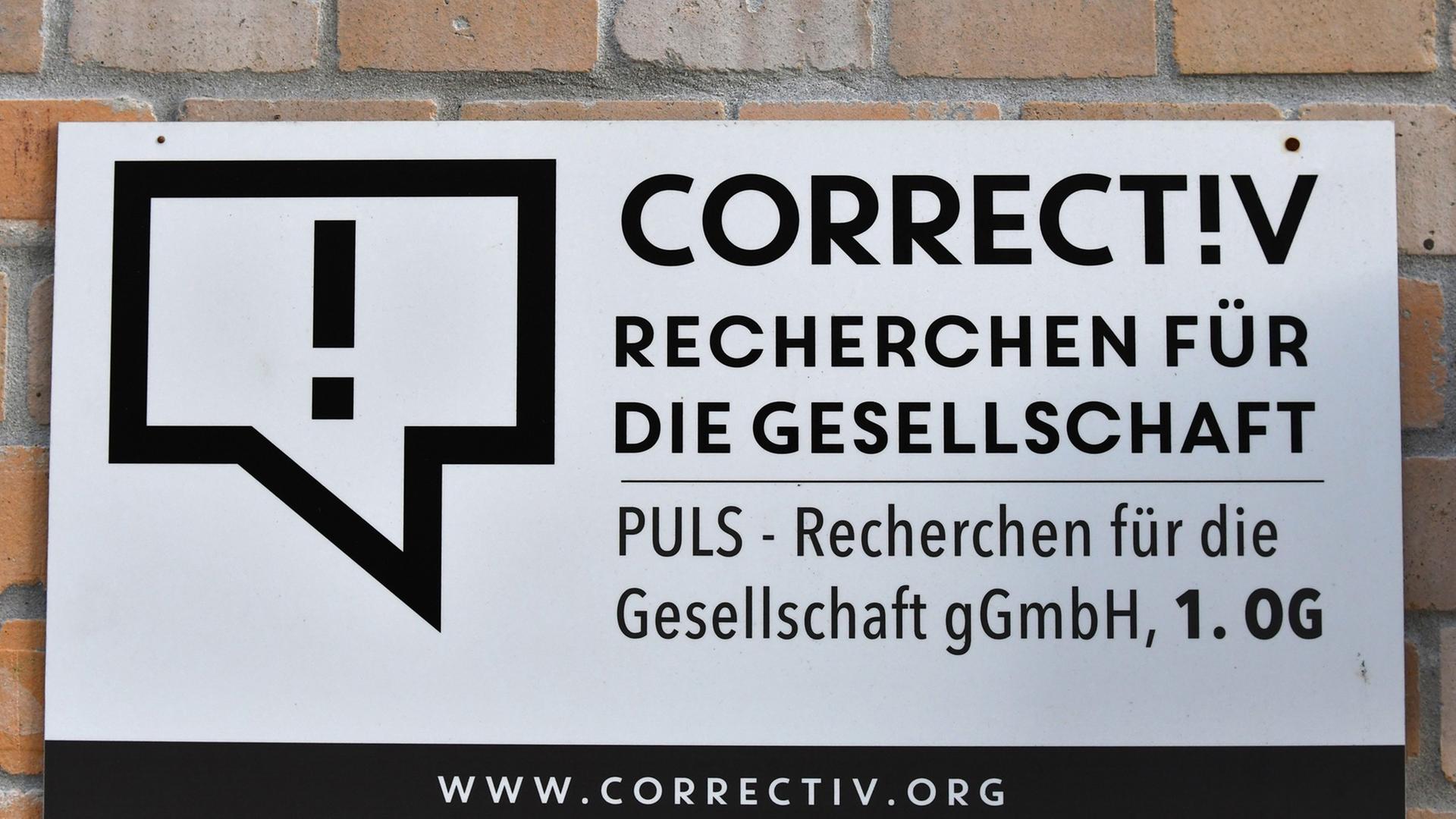 "Correct!V" steht in Berlin auf dem Schild am Sitz des stiftungsfinanzierten Recherchebüros Correctiv.