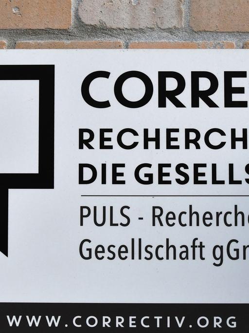 "Correct!V" steht in Berlin auf dem Schild am Sitz des stiftungsfinanzierten Recherchebüros Correctiv.