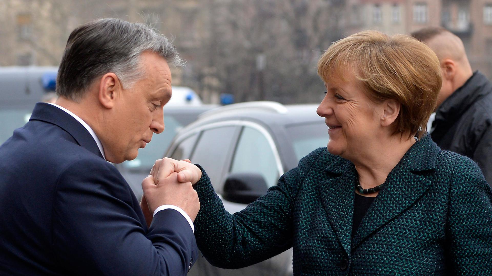 Bundeskanzlerin Merkel wird in Budapest vom ungarischen Ministerpräsidenten Orban mit Handkuss begrüßt.