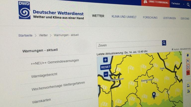 Auf einem Computerbildschirm ist die Website des Deutschen Wetterdienstes zu sehen.