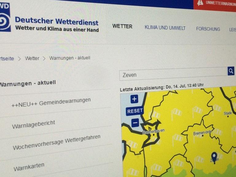 Auf einem Computerbildschirm ist die Website des Deutschen Wetterdienstes zu sehen.