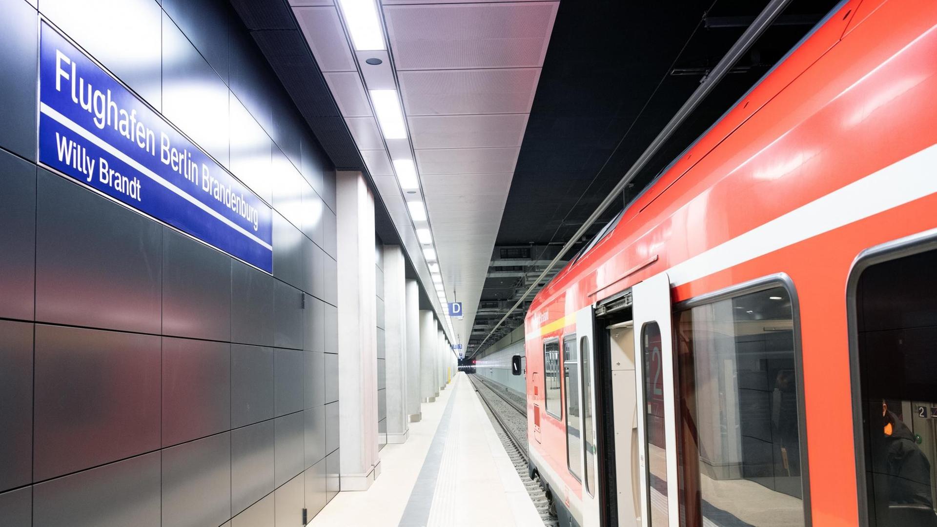Ein Regionalexpress steht auf Gleis 1 des Bahnhofs am Flughafen Berlin Brandenburg "Willy Brandt".