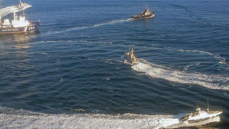 Ukrainische Marineboote fahren an der Halbinsel Krim in der Nähe der Meerenge zum Asowschen Meer in Gewässern, die von Russland beansprucht werden.