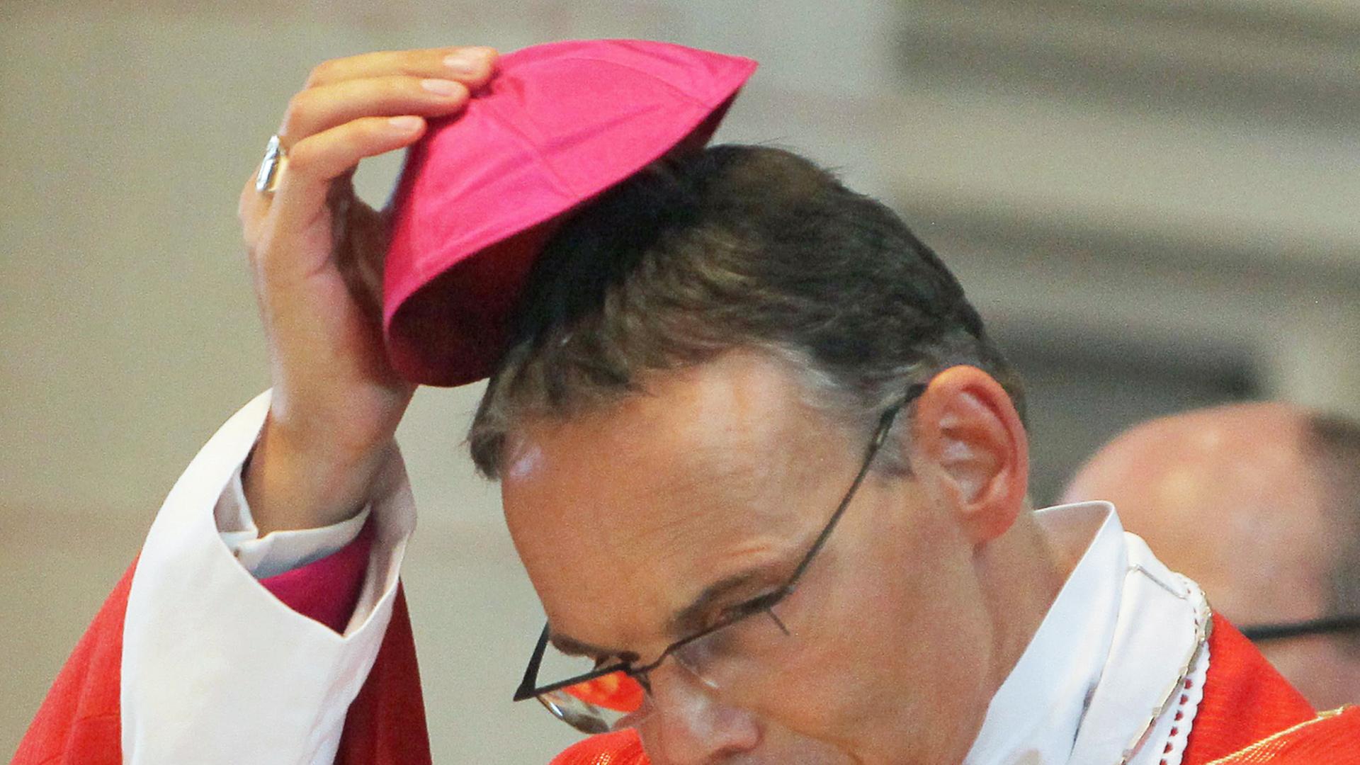 Papst genehmigt Rücktritt des Limburger Bischof Franz-Peter Tebartz-van-Elst.