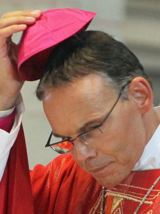 Seit Oktober war er beurlaubt - jetzt gibt er sein Amt offiziell auf: der ehemalige Bischof von Limburg Tebartz-van Elst
