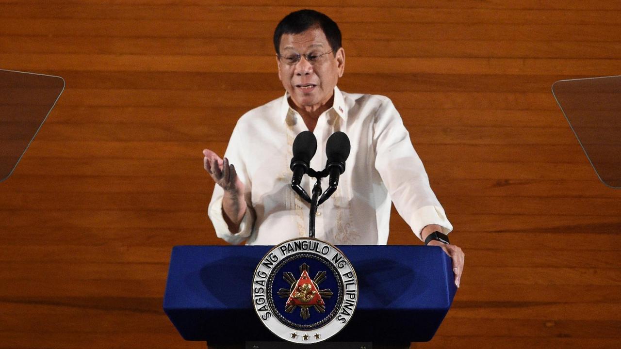 Sie sehen den philippinischen Präsidenten Duterte, er hält im Juli 2016 eine Rede an die Nation.