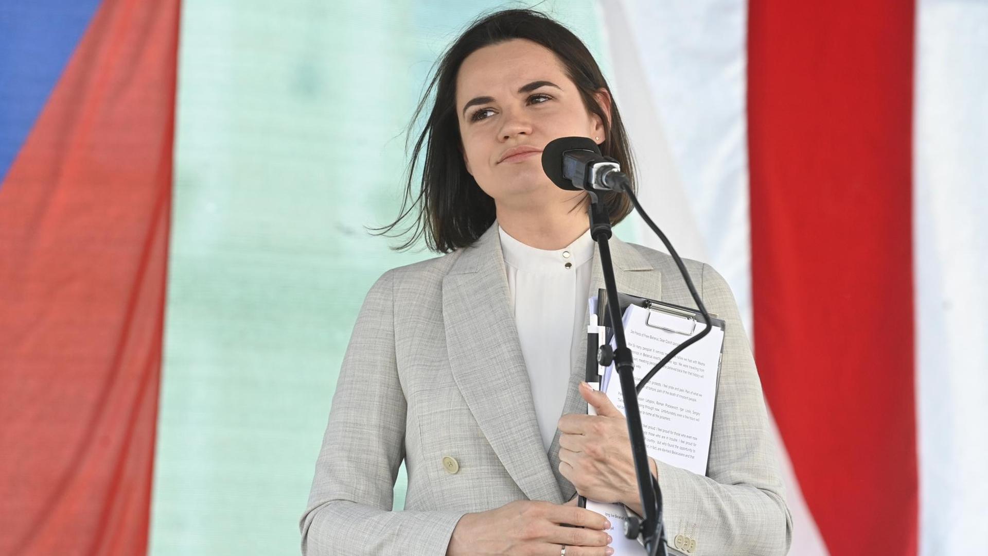 Swetlana Tichanowskaja, belarussische Oppositionsführerin, spricht während einer Demonstration zur Unterstützung der Bevölkerung von Belarus in Prag.