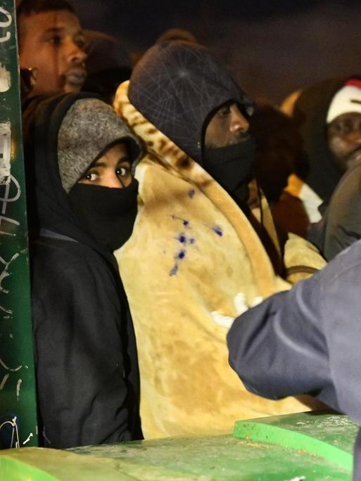 Polizisten überwachen die Evakuierung eines Flüchtlingscamps im Norden von Paris am 28. Januar 2020.