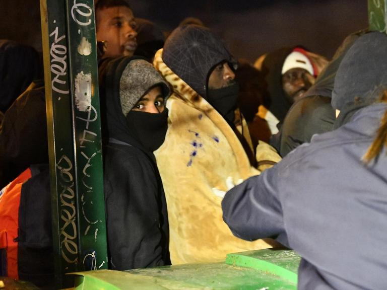Polizisten überwachen die Evakuierung eines Flüchtlingscamps im Norden von Paris am 28. Januar 2020.