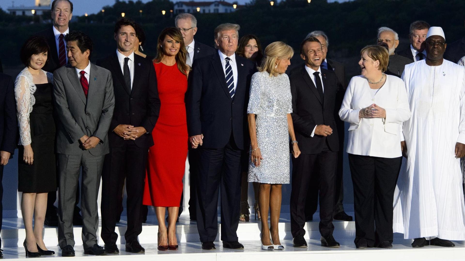 Gruppenfoto in Biarritz: Alle außer Trump lachen.