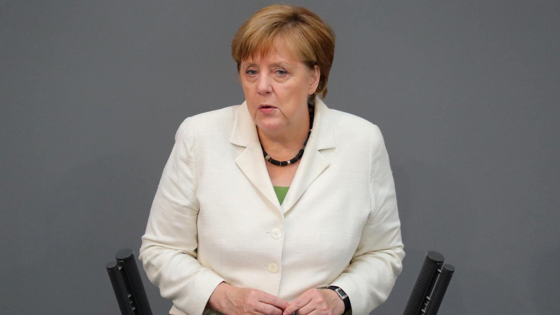 Bundeskanzlerin Angela Merkel (CDU) hält am 28.06.2016 in Berlin im Bundestag 