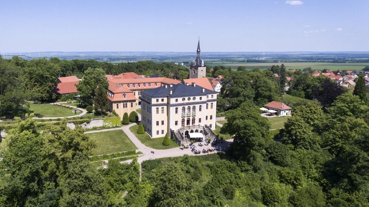 Luftbild auf die kleine barocke Schlossanlage.