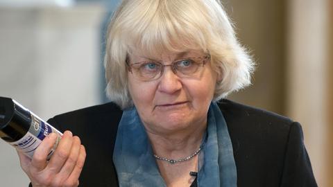 Irmela Mensah-Schramm hält am 7. März 2015 in Göttingen (Niedersachsen) eine Spraydose in der Hand.