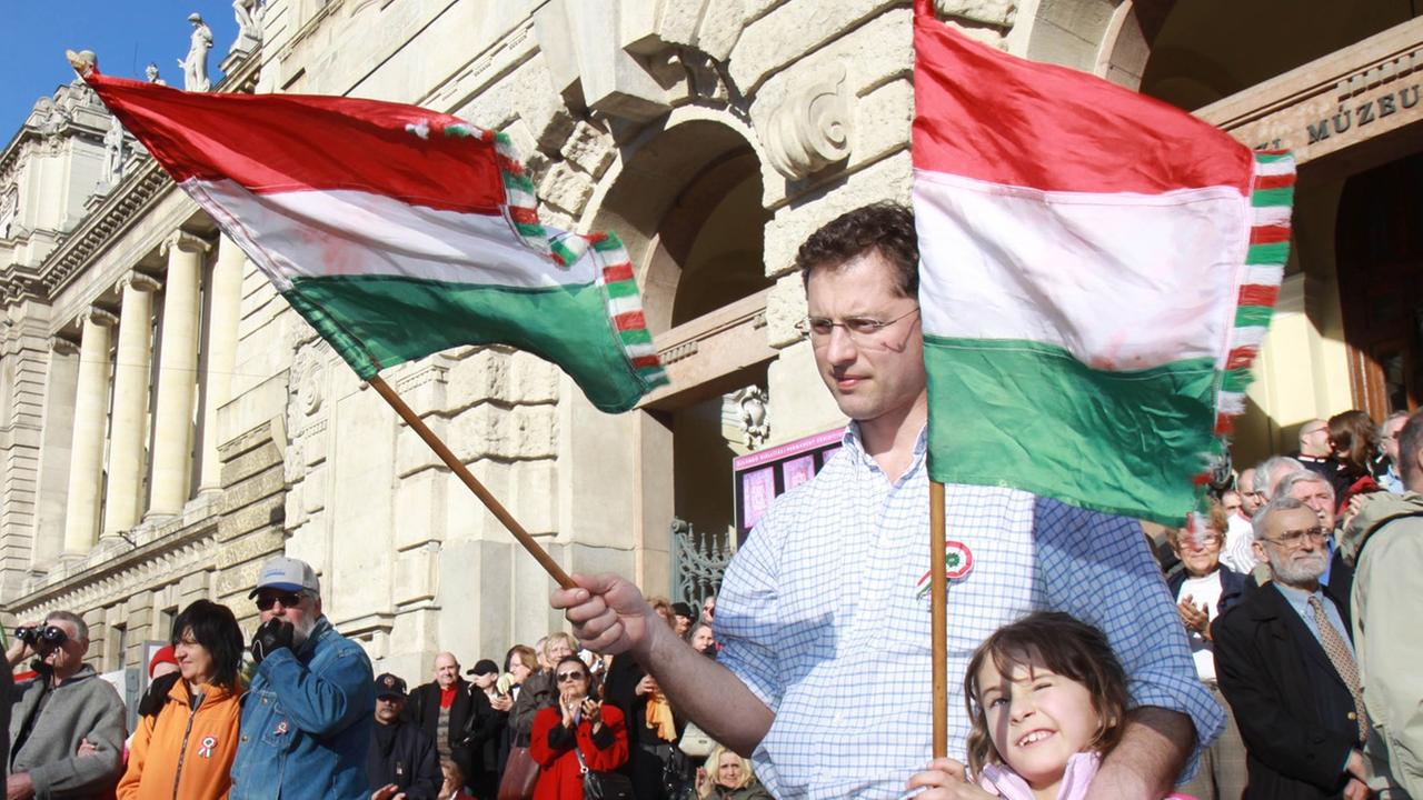 Ungarn demonstrieren am Nationalfeiertag in Budapest für Regierungschef Orban.