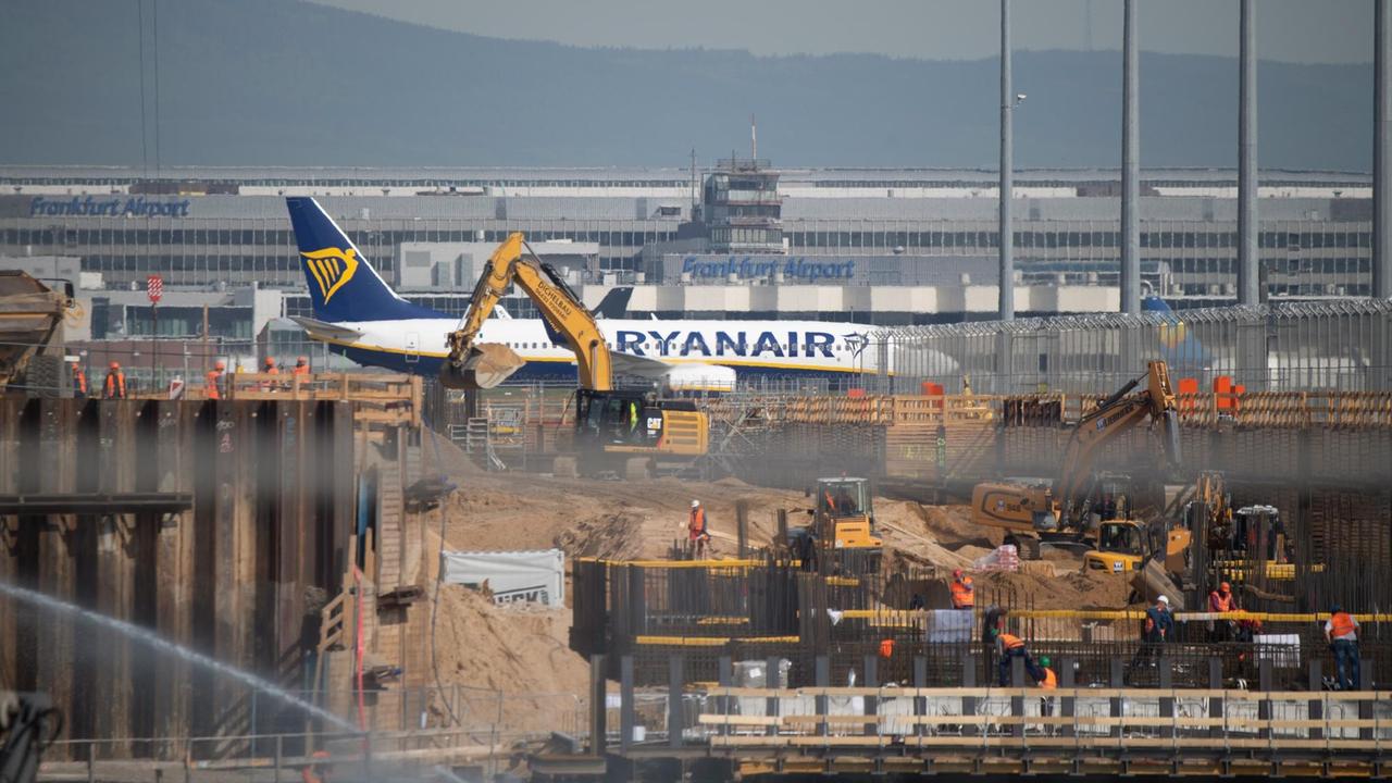 Die Baustelle des neuen Terminal 3 im Vordergrund. Dahinter ein Flugzeug von Ryanair.