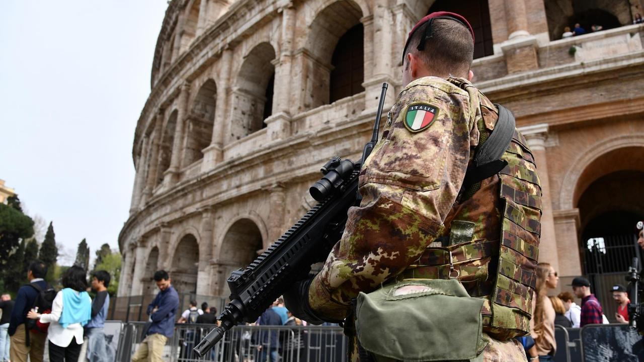 Ein italienischer Soldat patrouilliert vor dem Kolosseum in Rom.