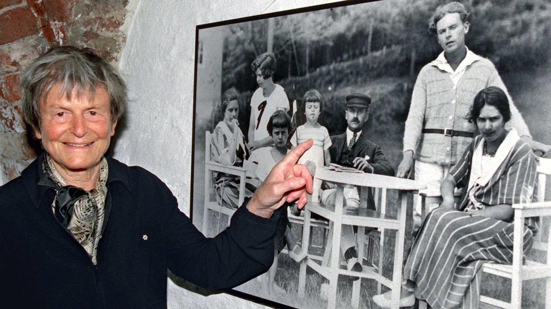 Elisabeth Mann Borgese 1998 vor einem Familienfoto im Lübecker Buddenbrookhaus. Die Wissenschaftlerin, Schriftstellerin und Mitbegründerin des "Club of Rome" lebte von 1918 - 2002. Sie war die jüngste Tochter des Schriftstellers Thomas Mann.