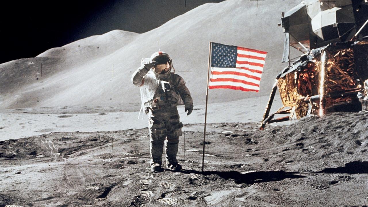 Apollo-15-Astronaut David Scott salutiert auf dem Mond – und denkt an die verstorbenen Kollegen.