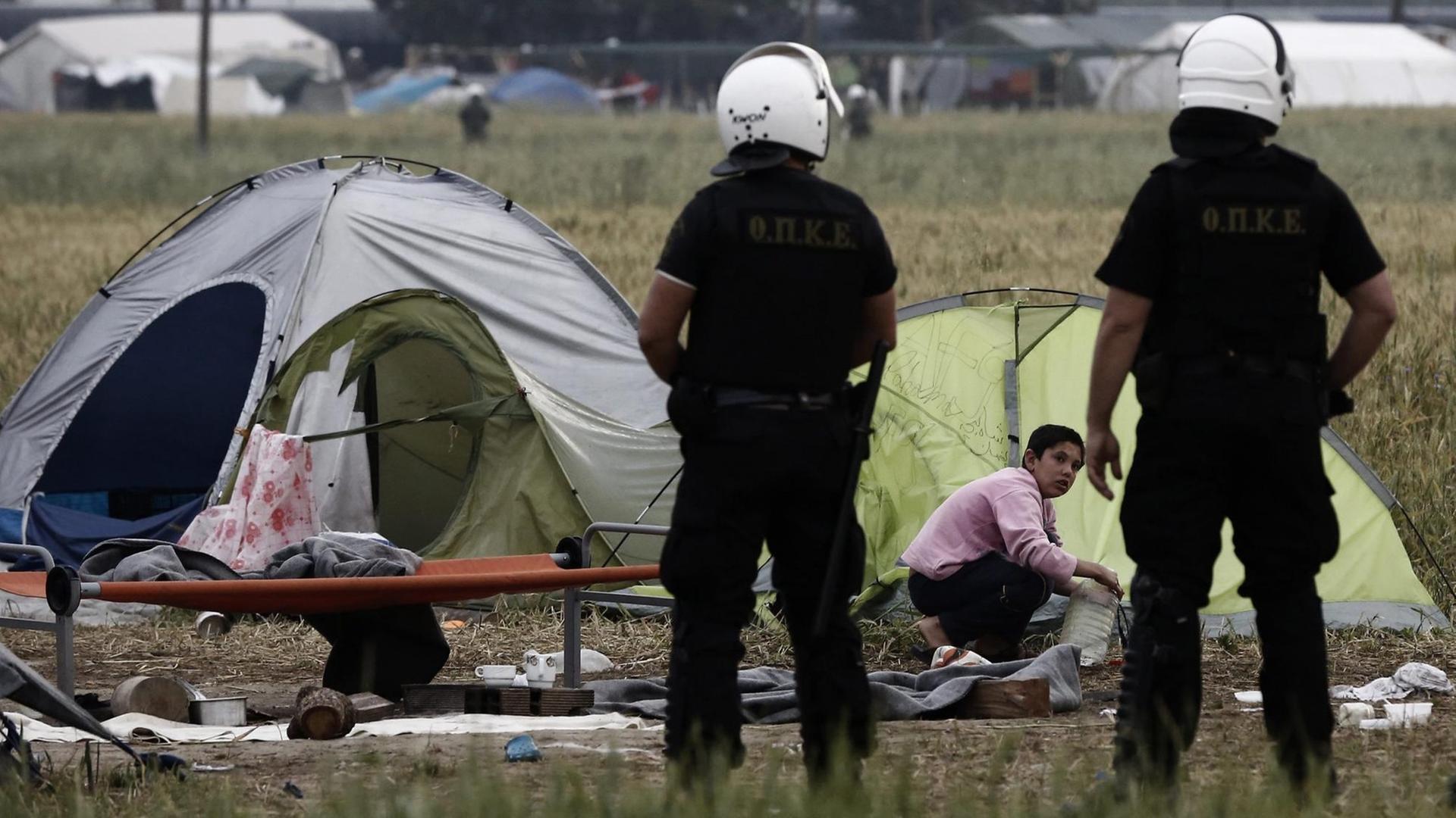Polizisten überwachen die Räumung des Flüchtlingslagers Idomeni an der griechisch-mazedonischen Grenze.