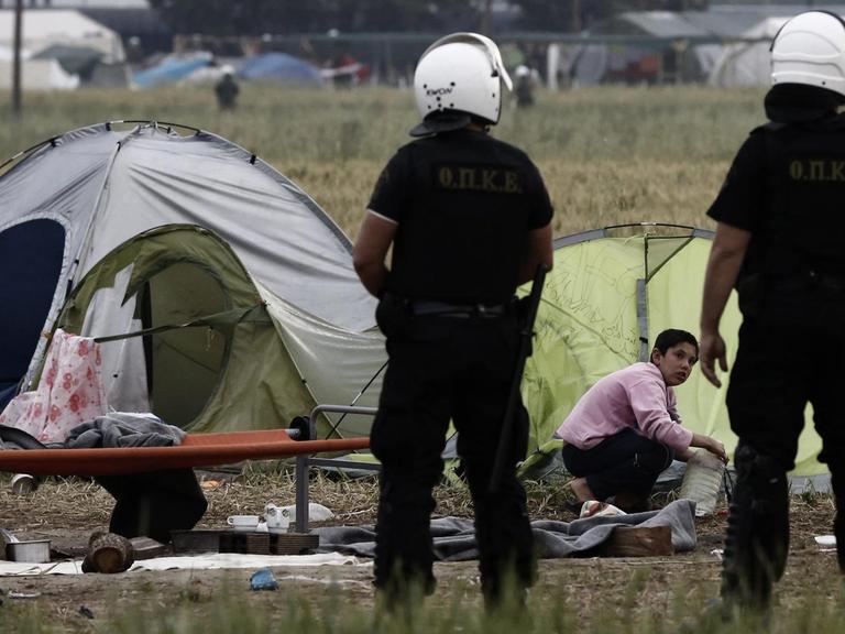 Polizisten überwachen die Räumung des Flüchtlingslagers Idomeni an der griechisch-mazedonischen Grenze.