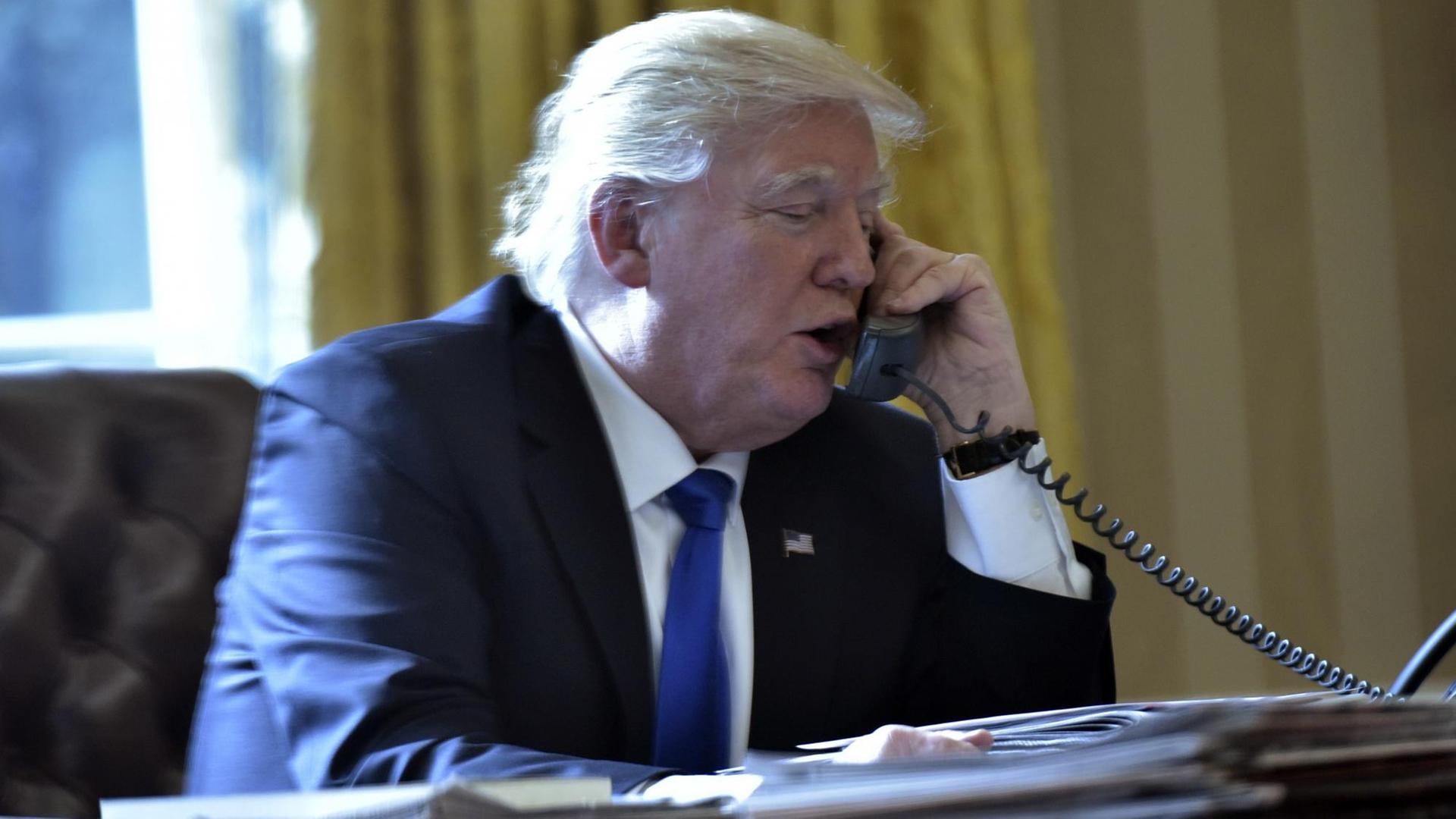 US-Präsident Donald Trump am Telefon im Oval Office des Weißen Hauses