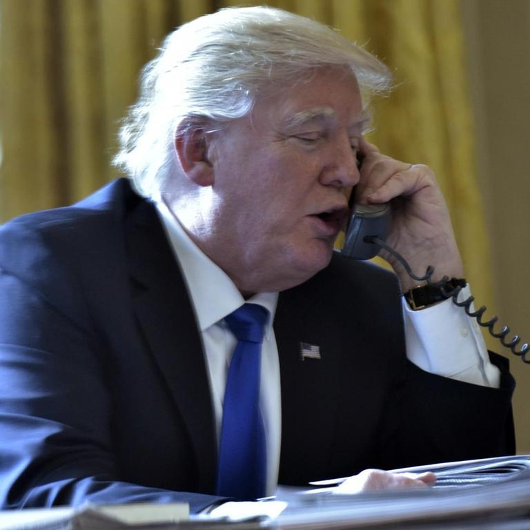 US-Präsident Donald Trump am Telefon im Oval Office des Weißen Hauses