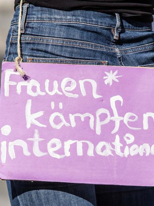 "Frauen kämpfen international" steht auf dem Schild einer Protestierenden bei einer Demonstration gegen den Austritt der Türkei aus der Istanbul-Konvention, aufgenommen am 26. März 2021